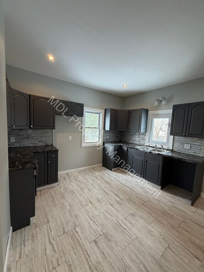 Foto del edificio - 3 Bedroom House for Rent!