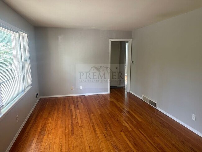 Foto del edificio - 6408 Blue Ridge Cutoff