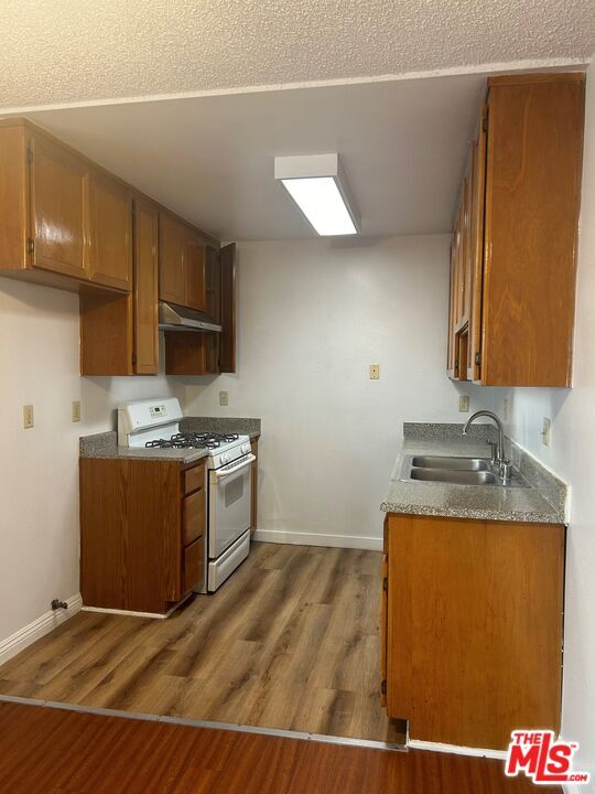 Building Photo - 4142 Rosewood Ave
