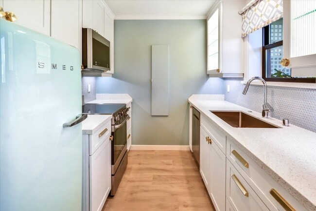 Kitchen - 90 Pinehaven Dr