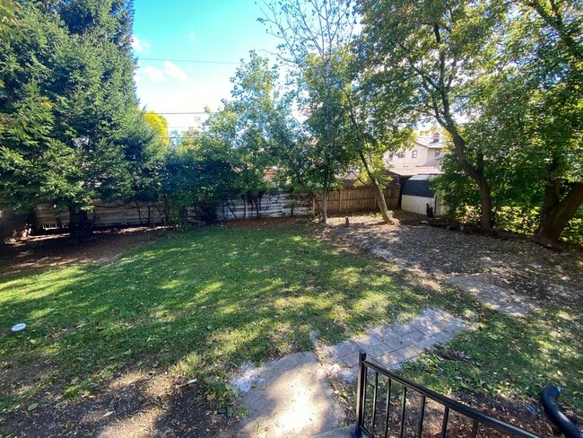 Building Photo - 3 Bedroom Single Family