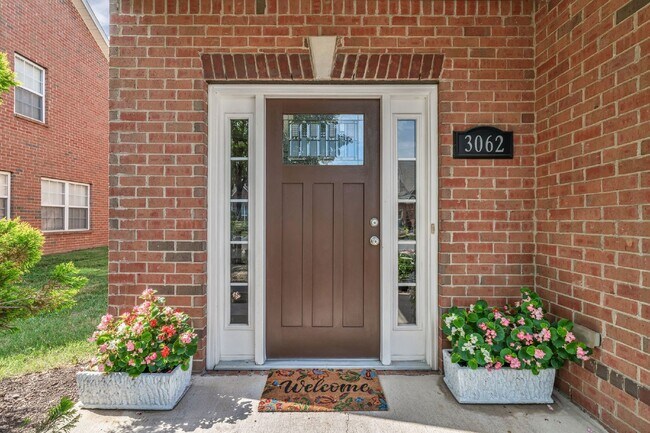 Building Photo - Rare Find!   3BR/2.5BA End-Unit Townhouse ...