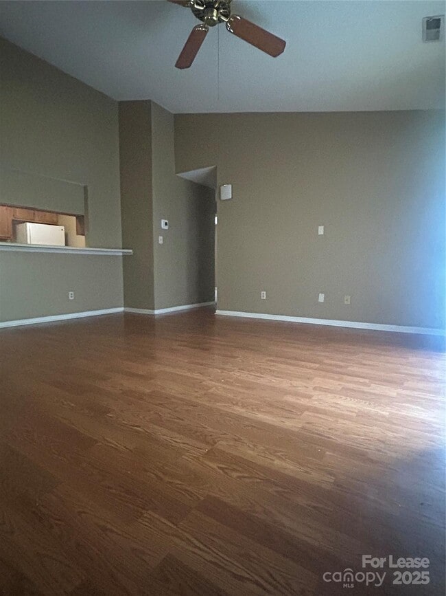 Building Photo - 9605 Vinca Cir