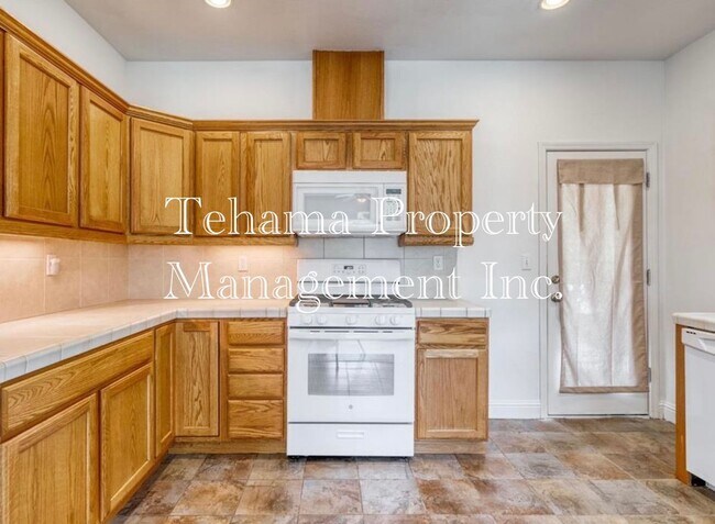 Foto del edificio - Red Bluff 3 bedroom 2 bathroom with 2 car garage