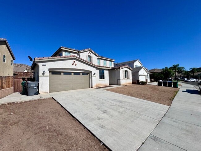Building Photo - Spacious 4 Bedroom Solar Home with Office ...