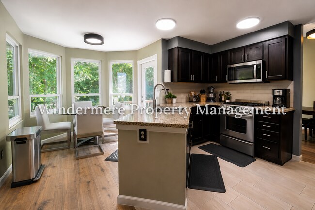 Building Photo - Updated 3 bed in convenient CK location with hot tub and large deck!