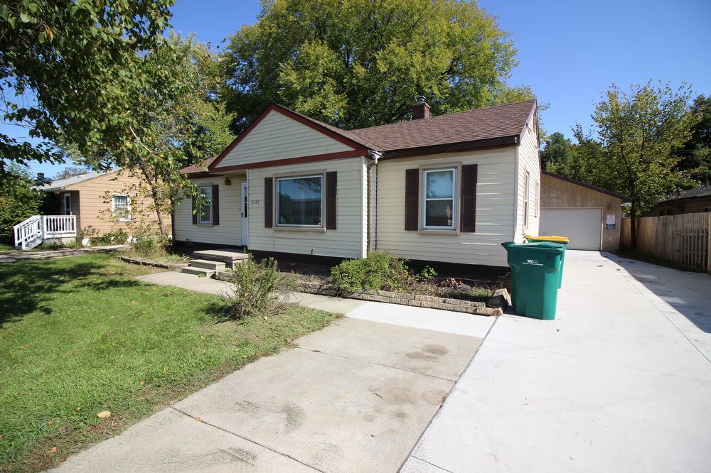 Primary Photo - Romulus home near Freeways