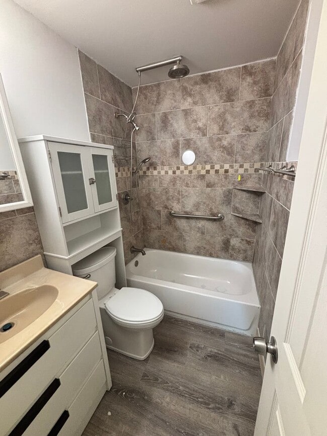 Foto del edificio - 4 bed 1 bath remodeled house!