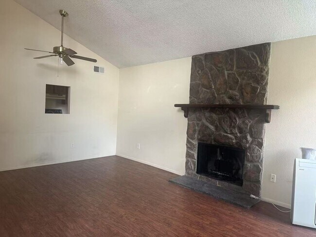 Foto del edificio - Aurora condo for rent