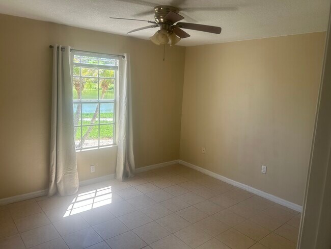 Foto del edificio - 215 Lake Brook Cir