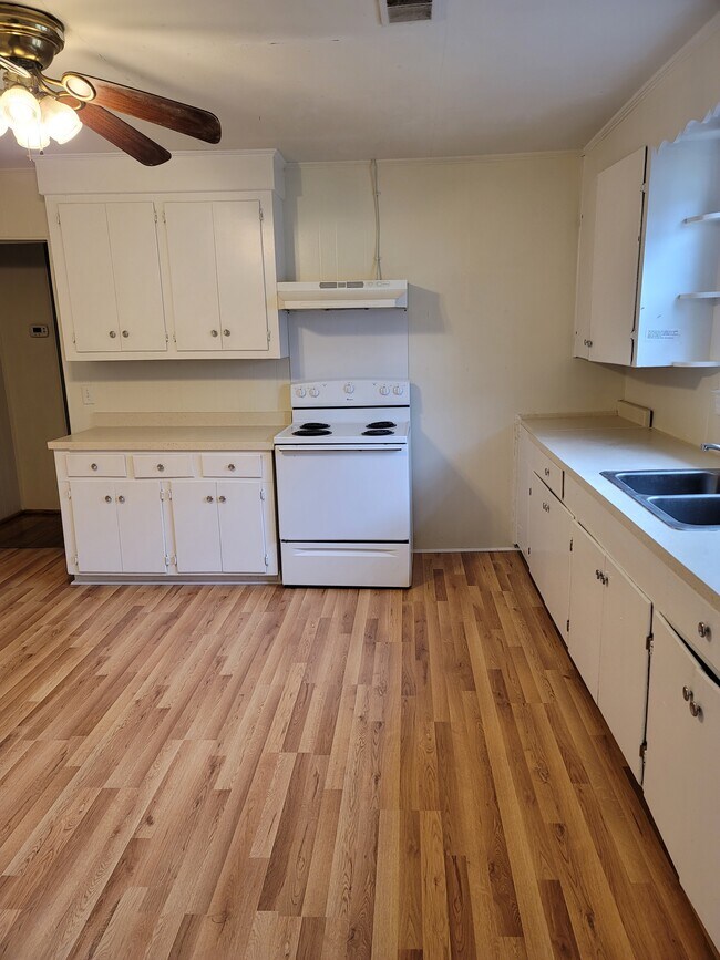 Building Photo - 146 Mills Rd