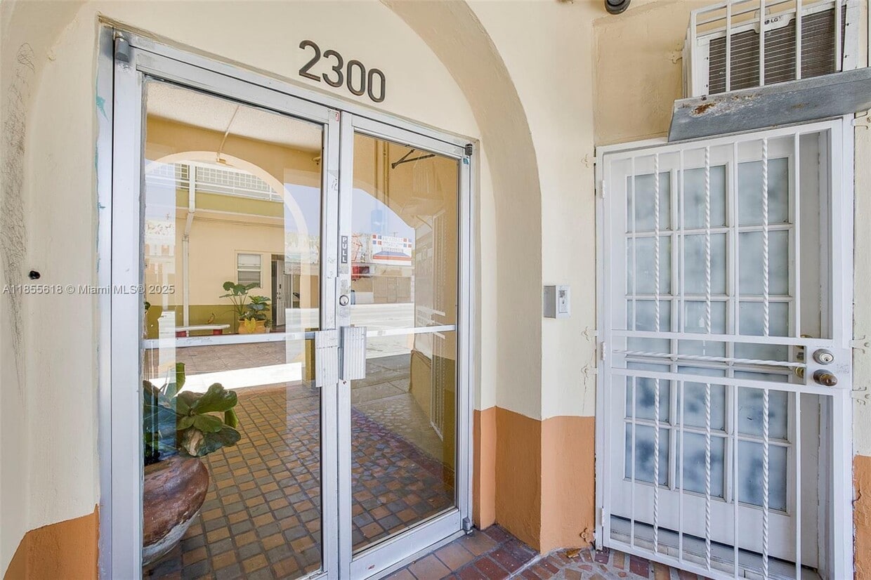 Foto principal - 2300 W Flagler St