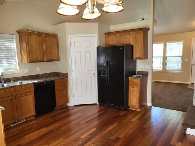 Building Photo - Large Pleasant Grove Home