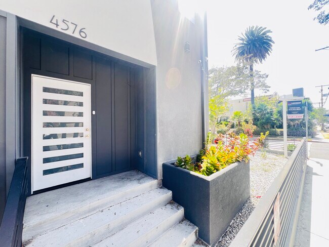 Foto del edificio - 4576 Oakwood Ave