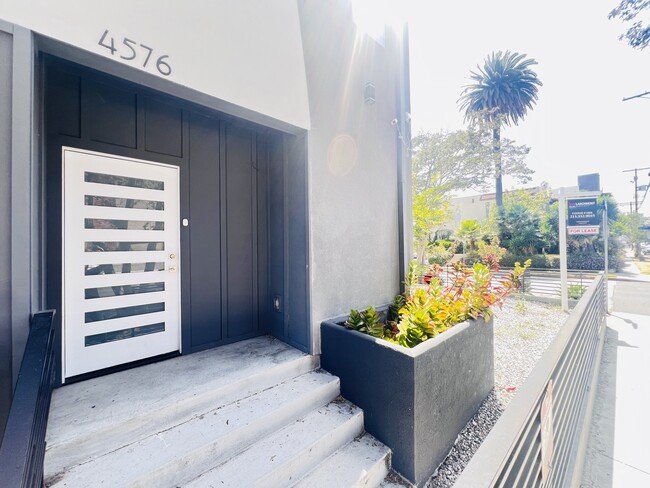 Foto del edificio - 4576 Oakwood Ave