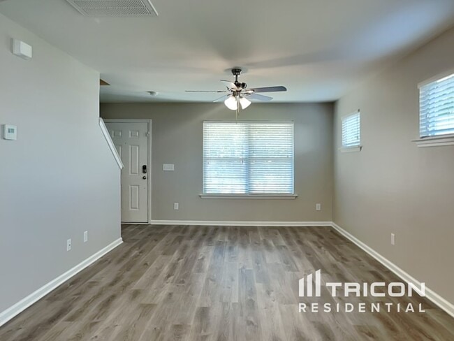 Building Photo - 216 Whispering Oak Ln