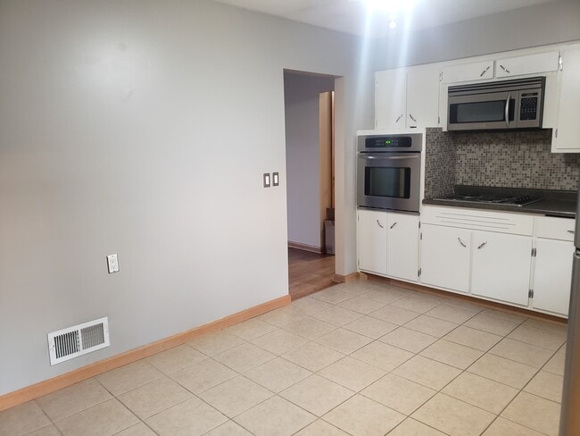 Eat in kitchen area - 2616 S 48th Ave