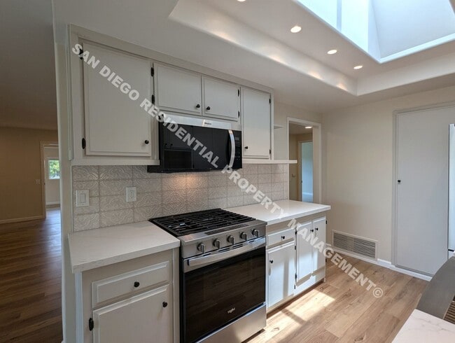 Building Photo - Beautifully Updated 2 Bedroom / 2 Bathroom...