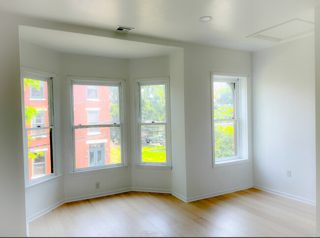 Large Bay Windows - 72 James St