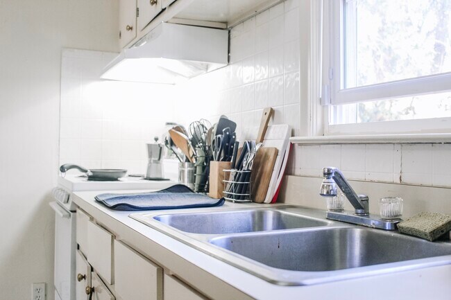 Kitchen - 1626 Sharkey St