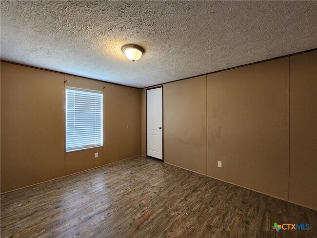 Building Photo - 135 Water Hole Ln