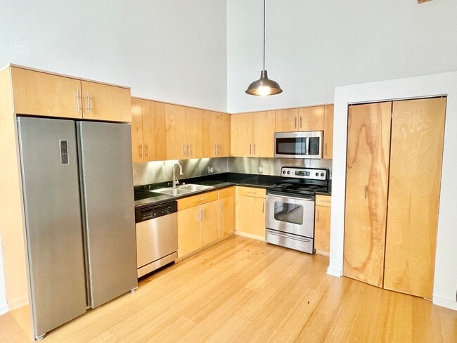 Building Photo - HUGE 2 Level 2br/1.5Ba Loft, High Ceilings...