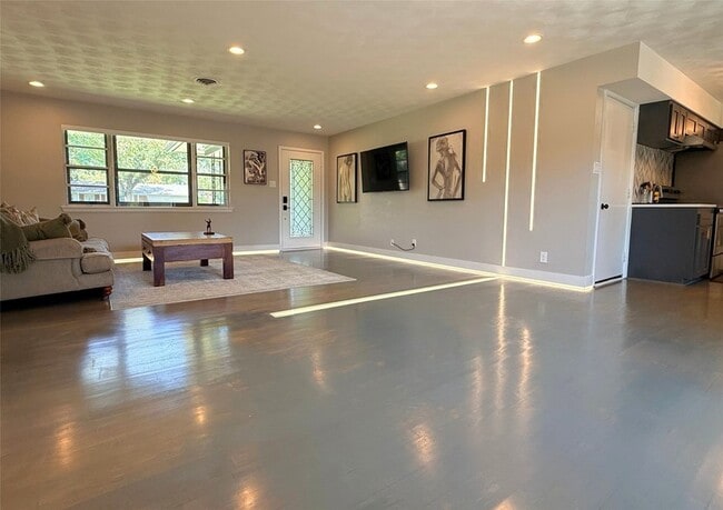 Building Photo - 436 Degan Ave