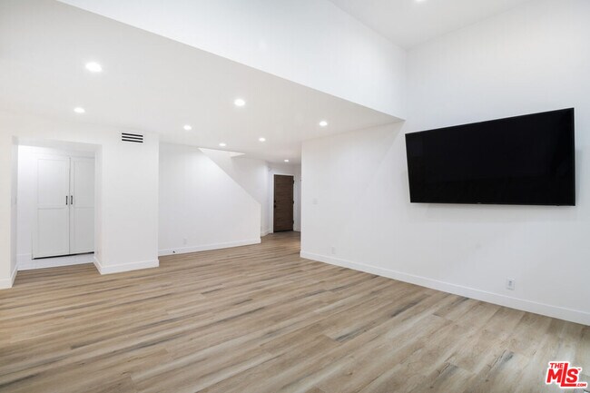Foto del edificio - 824 Westmount Dr