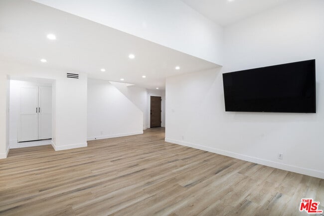 Building Photo - 824 Westmount Dr