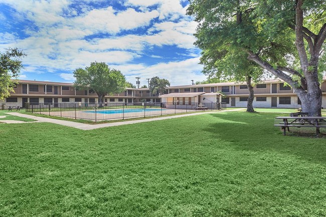 Foto del edificio - Oak Tree Apartments