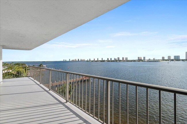 Foto del edificio - 3040 Lake Shore Dr