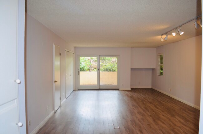 Foto del edificio - 6151 Canterbury Dr