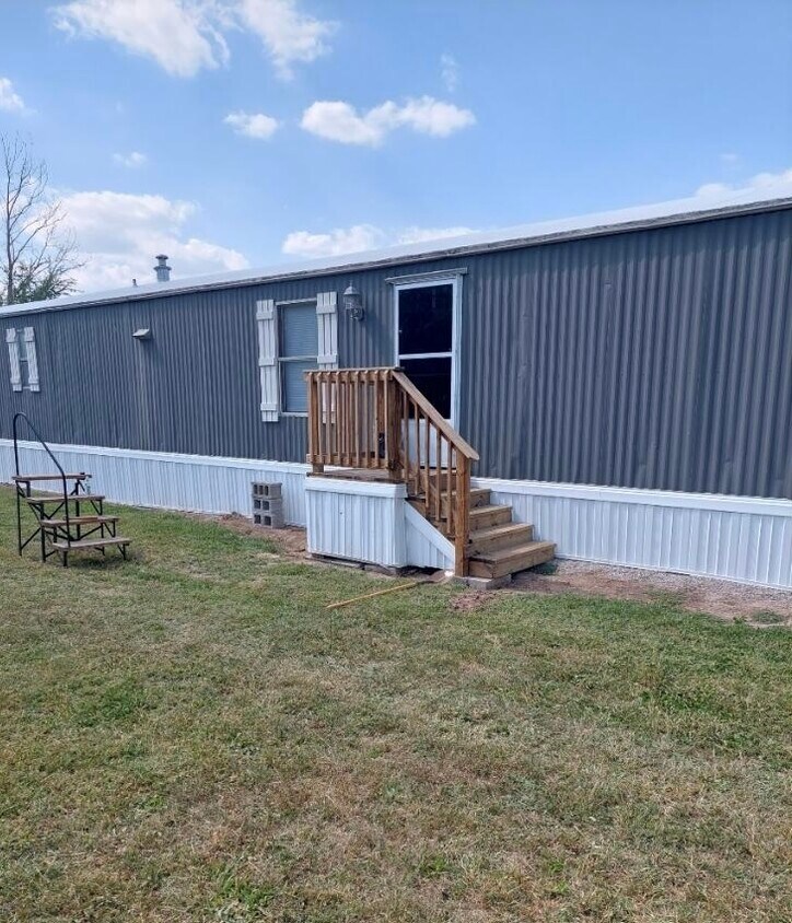 Side View - 201 Roosevelt St