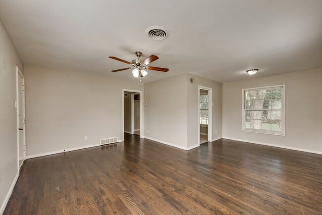 Building Photo - Cozy Home in Casa View