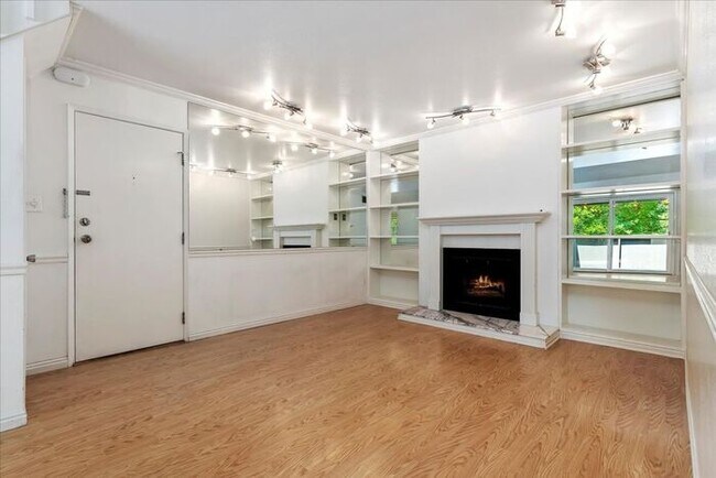 Foto del edificio - FOOTHILL 3 bed 2 bath Condo with Pool