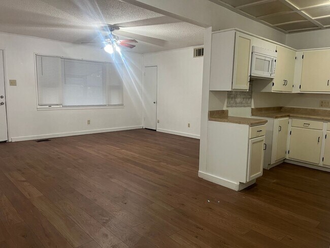 Building Photo - LARGE 2 BEDROOM HOME WITH OVER 1000 SQ. FT. OF LIVING SPACE, FAMILY ROOM, LIVING ROOM & SINGLE GA...