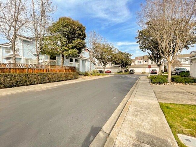 Building Photo - Stylish and comfortable 2 bedroom 2.5 bath...