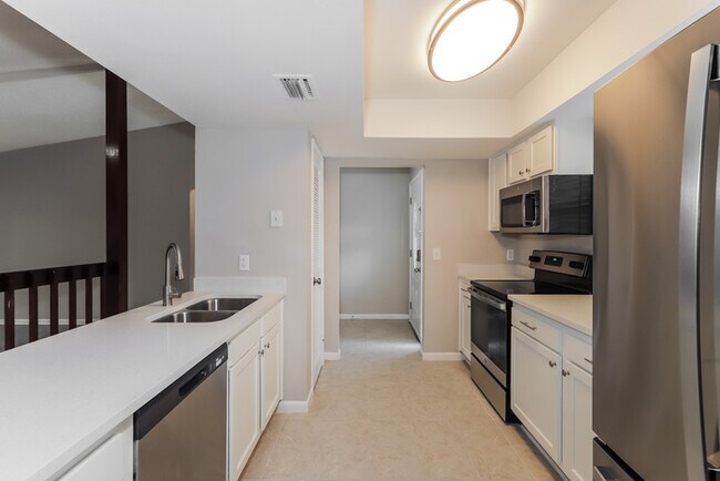 Building Photo - 701 Redondo Dr