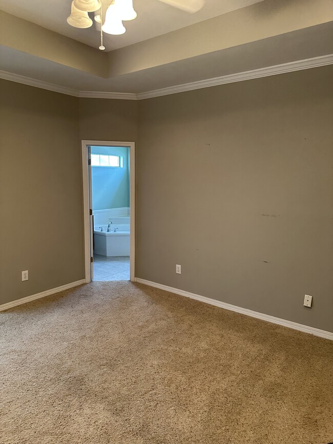 Building Photo - 5448 Henning Dr W