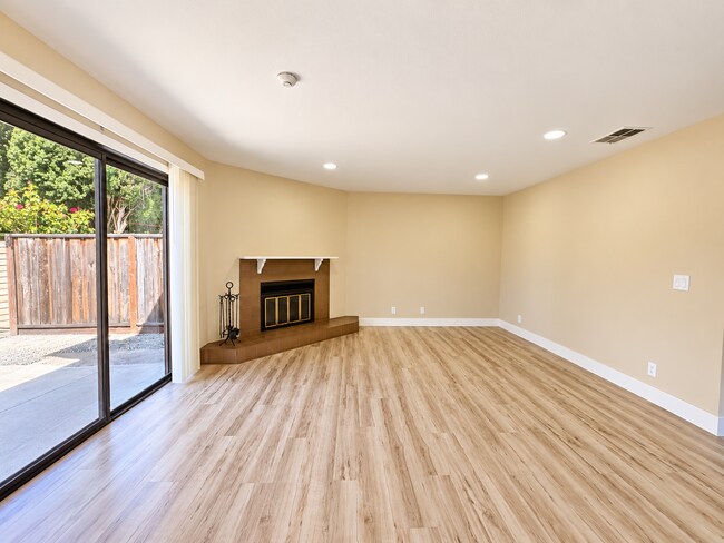 Foto del edificio - 2619 Village Ct