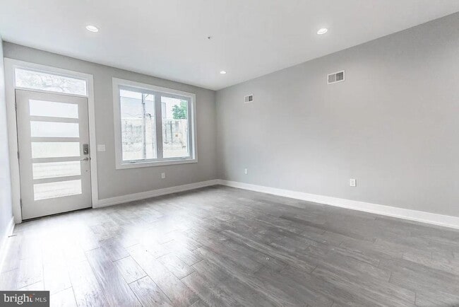 Building Photo - 2055 Tasker St