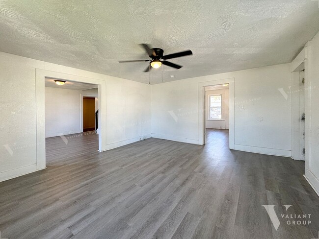 Building Photo - Charming Three-Bedroom, One-Bathroom Bunga...