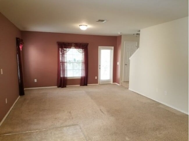 Building Photo - Well laid out 2 BDS / 2.5 Bth Townhome wit...