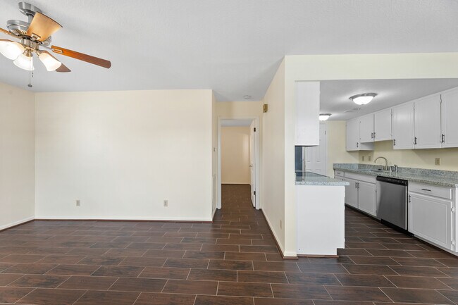 Foto del edificio - 717 Cedar Bayou Rd