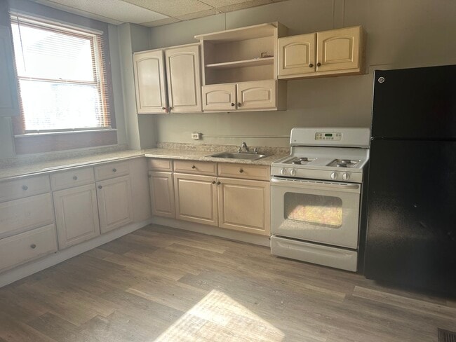 Building Photo - Spacious Home! W/D Hook-Up! Available Now!