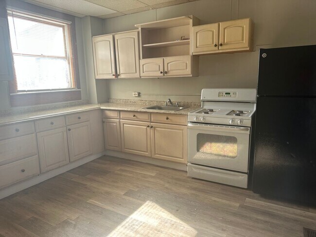 Foto del edificio - Spacious Home! W/D Hook-Up! Available Now!