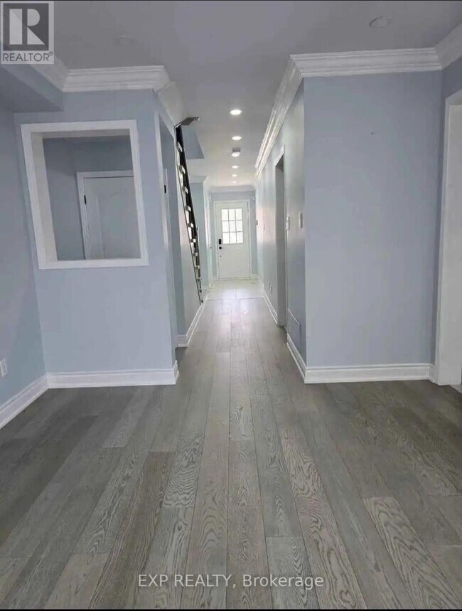 Photo du bâtiment - 6399 Spinnaker Cir