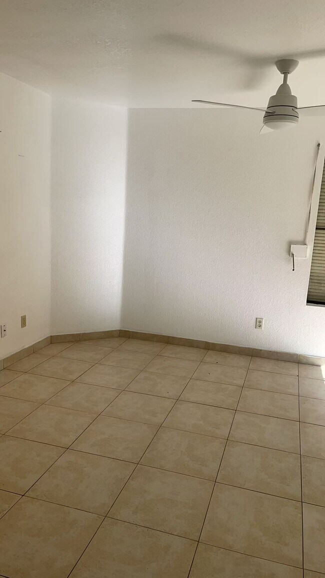 Foto del edificio - 440 Elm Dr