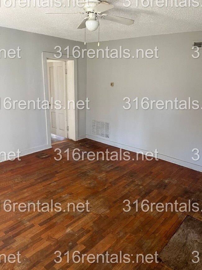 Building Photo - $795 - 2 bed 1 bath - Single Family Home