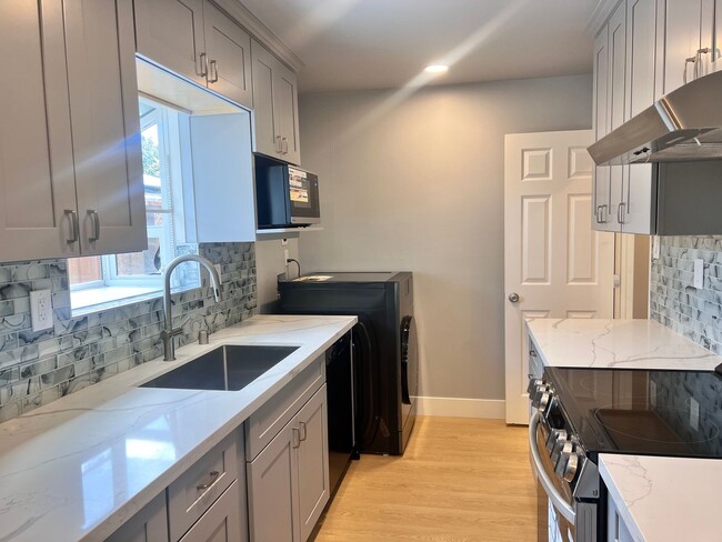Foto del edificio - Completely Remodeled 4 Bedroom Home with C...
